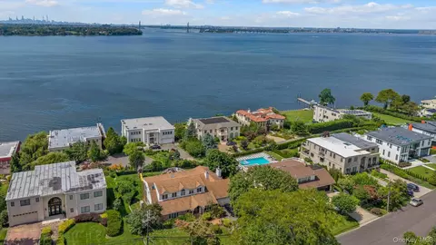 120 Gristmill Ln, North Hempstead, NY 11023