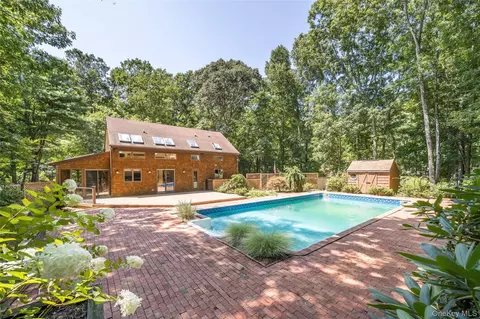 69 Glenview Dr, Southampton, NY 11968