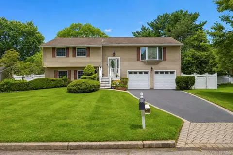 40 Nantucket Dr, Medford, NY 11763