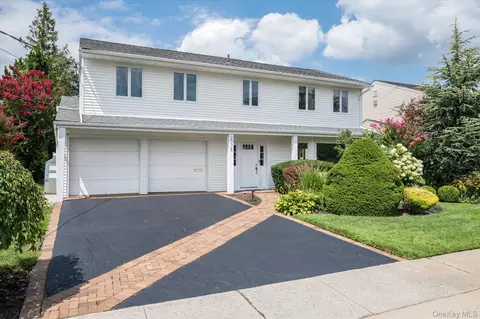 2075 Berkley Ln, Merrick, NY 11566