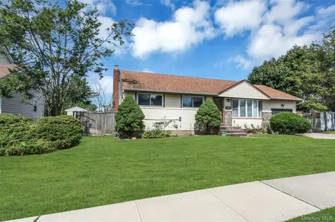 Exterior - 581 Plainview Rd, Plainview, NY 11803 photo 1 of 2