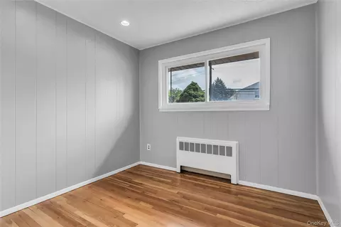 Bedroom - 581 Plainview Rd, Plainview, NY 11803 photo 5 of 6