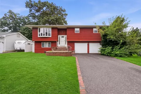 42 Harvard St, Islip, NY 11751