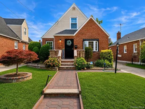 11418 238th St, Elmont, NY 11003