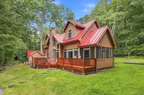 38 Devenoge Dr, Highland, NY 12743