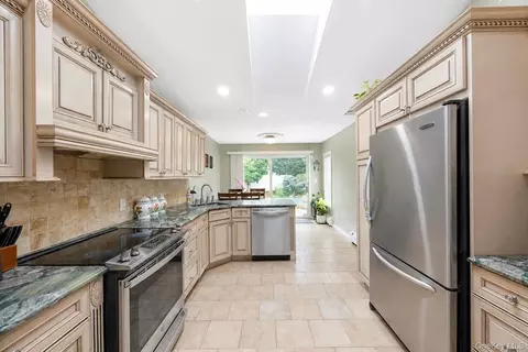 Kitchen - 49 Village Dr, Jericho, NY 11753 photo 3 of 5