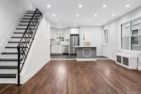 Living - 1631 Paulding Ave, New York, NY 10462 photo 2 of 7