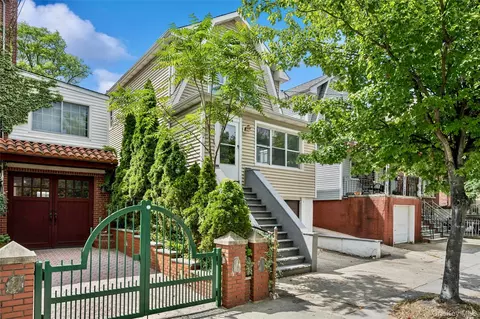 Exterior - 1631 Paulding Ave, New York, NY 10462 photo 2 of 5