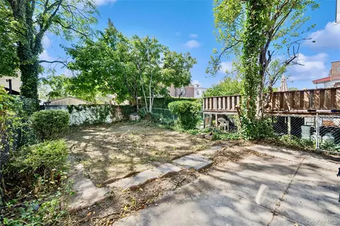Exterior - 1631 Paulding Ave, New York, NY 10462 photo 4 of 5
