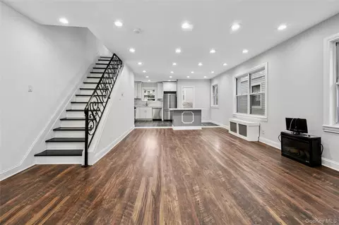 Living - 1631 Paulding Ave, New York, NY 10462 photo 3 of 7