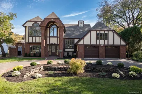 74 Oriole Way, North Hempstead, NY 11590