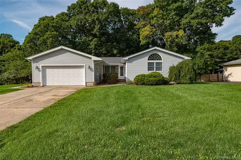 20 Valley Dr, East Moriches, NY 11940