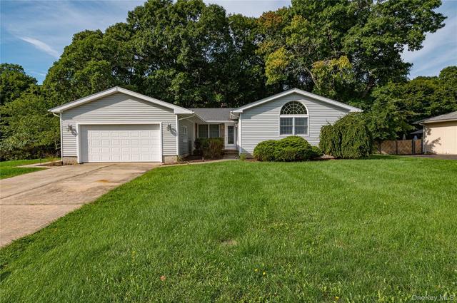 20 Valley Dr, East Moriches, NY 11940