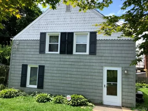 6 Cross Rd, Bayville, NY 11709
