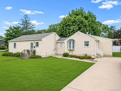21 Cherokee Dr, Bay Shore, NY 11706