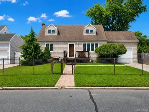 956 N Hamilton Ave, Lindenhurst, NY 11757