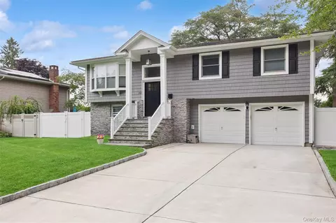 162 Stuyvesant Rd, Oakdale, NY 11769