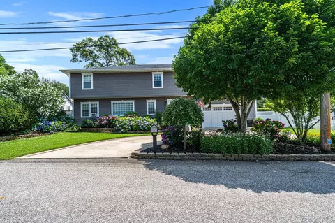 11 Elm St, Lake Ronkonkoma, NY 11779