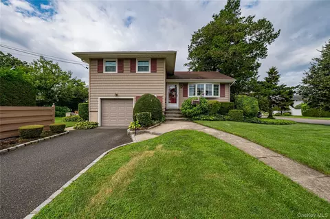 14 Westmoreland Rd, Hicksville, NY 11801