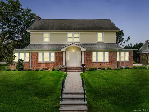 220 Pomander Rd, North Hempstead, NY 11501