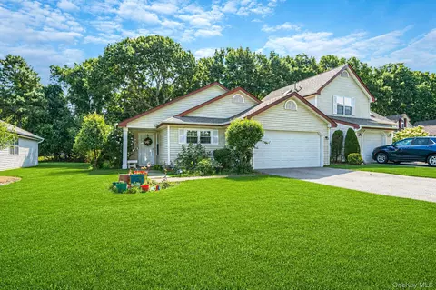4 Balmoral Ct, Middle Island, NY 11953