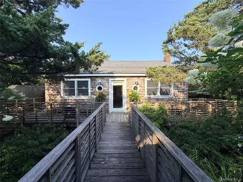101 Greene Ave, Sayville, NY 11782