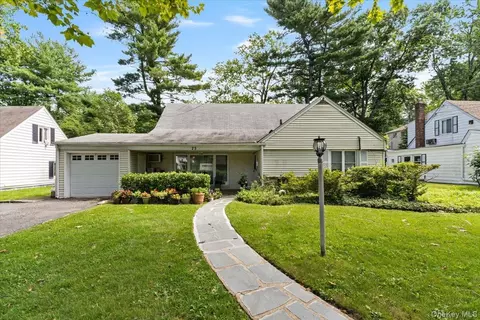 25 Bentley Rd, North Hempstead, NY 11023