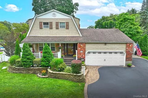 29 Boxwood Dr, Kings Park, NY 11754