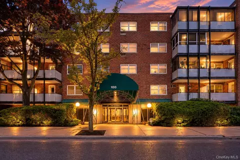 100 Lincoln Ave #3D, North Hempstead, NY 11501