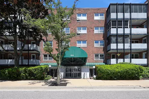 100 Lincoln Ave #3D, North Hempstead, NY 11501