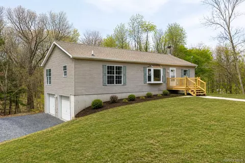 83 Weaver Rd, Elizaville, NY 12523