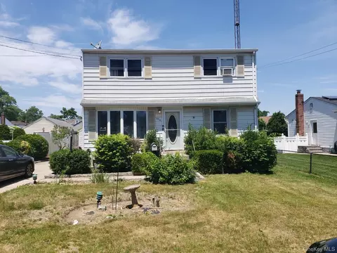 926 9th St, West Babylon, NY 11704