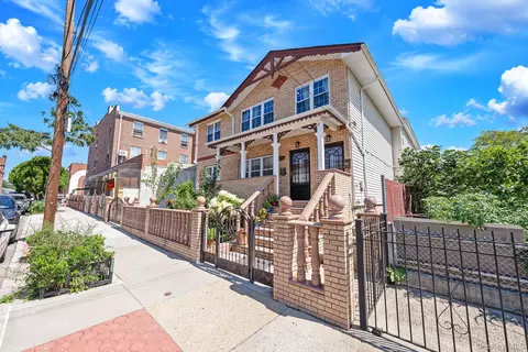 9511 92nd St, New York, NY 11416