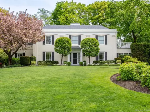 140 Remington Rd, North Hempstead, NY 11030