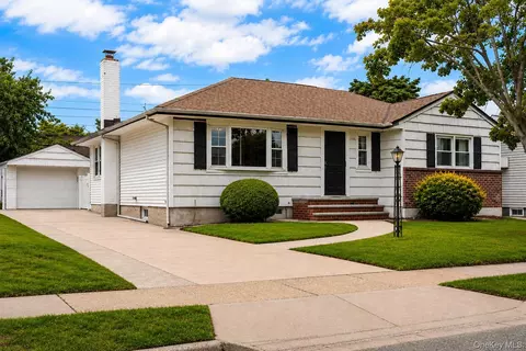 75 Linden Blvd, Hicksville, NY 11801