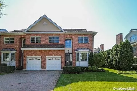 4 Nassau Dr # A, North Hempstead, NY 11021