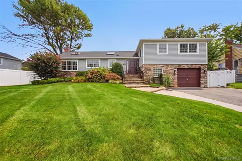 5 Renee Pl, Massapequa Park, NY 11762