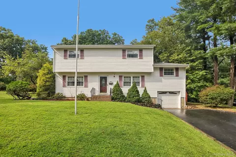 1 Marion Ct, Clarkstown, NY 10956