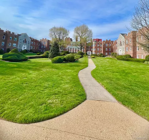 104 S Village Ave #1H, Rockville Centre, NY 11570
