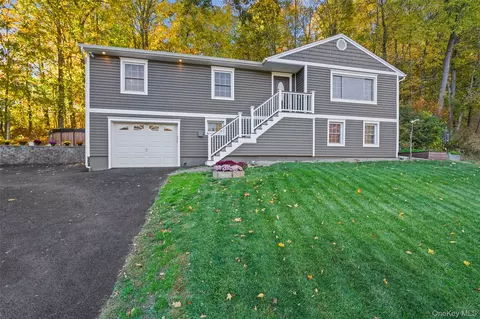39 Gilbert Ln, Putnam Valley, NY 10579