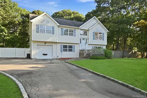 3 Mulligan Dr, Medford, NY 11763