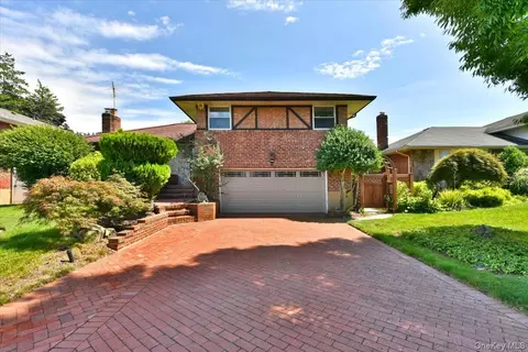 12 Leonard Rd, Syosset, NY 11791