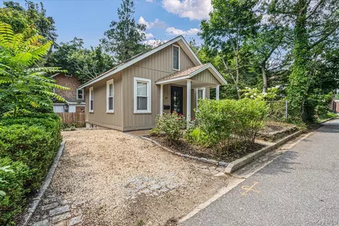 27 12th Ave, Sea Cliff, NY 11579