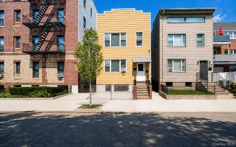 2909 23rd Rd, New York, NY 11105
