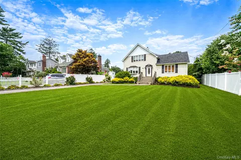 67 Boulevard Ave, Greenlawn, NY 11740