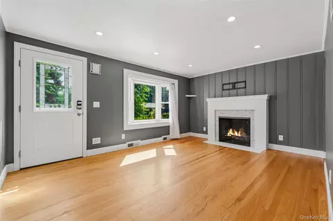 Living - 9 Memory Ln, Poughkeepsie, NY 12603 photo 2 of 6