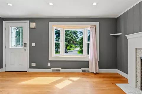 Living - 9 Memory Ln, Poughkeepsie, NY 12603 photo 5 of 6