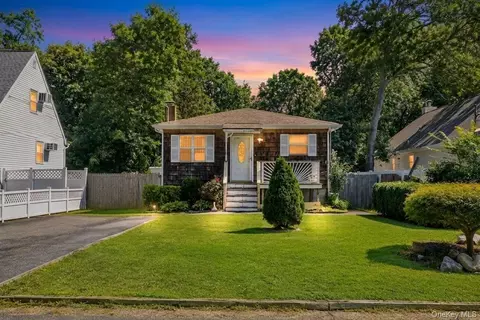 166 Auborn Ave, Shirley, NY 11967