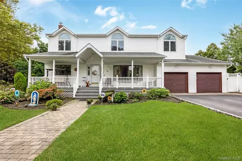 14 Arthur St, Farmingdale, NY 11735