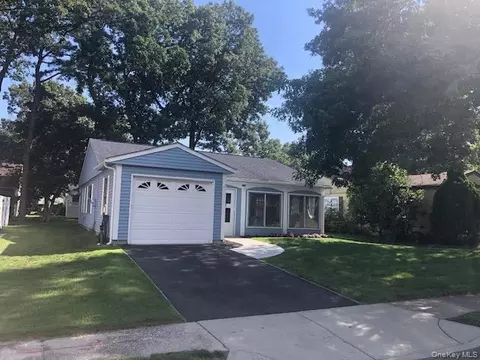 185 Kingston Dr, Ridge, NY 11961